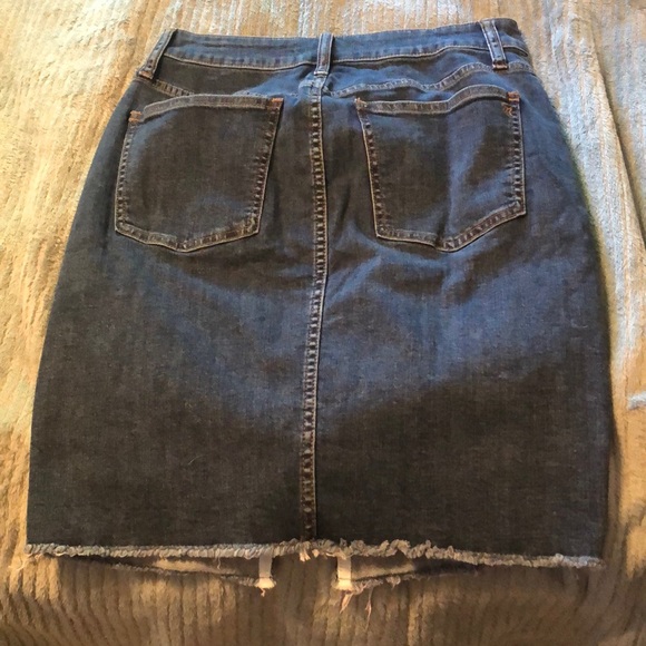 Madewell Fray Hem Denim Pencil Skirt - Picture 8 of 11